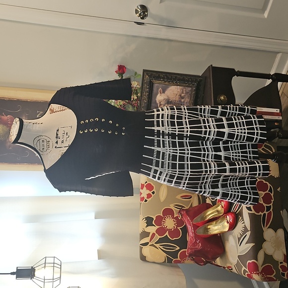 Candie's Black & White Patterned A-Line Skirt, Scoop Neck, Lace-Up Front, Size 2 - Picture 2 of 16